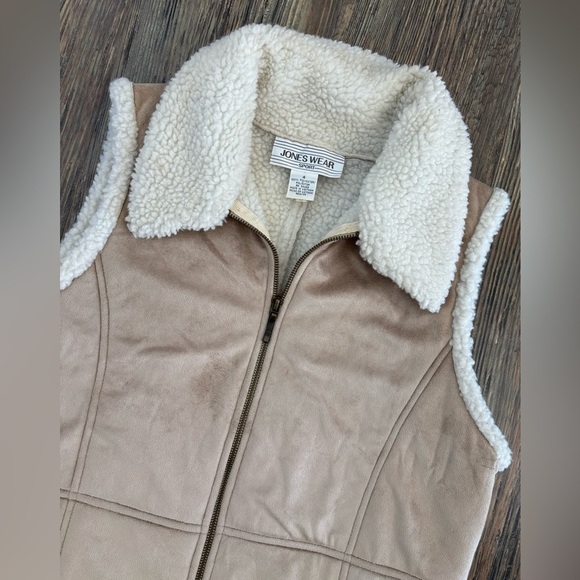 Jones Wear Sport Women's Size 4 Tan Suede Vest w/Faux Sherpa Lining Vtg - Picture 7 of 11